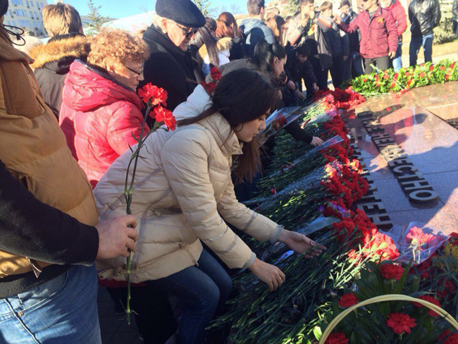 Торжественное возложение венков и цветов