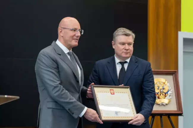 Заместитель Председателя Правительства РФ Дмитрий Чернышенко вручил коллективу РЭУ Почётный знак «За успехи в труде»