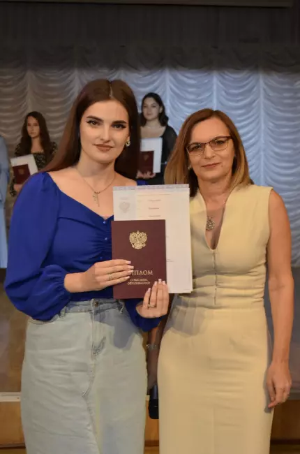 Вручение дипломов выпускникам высшего образования