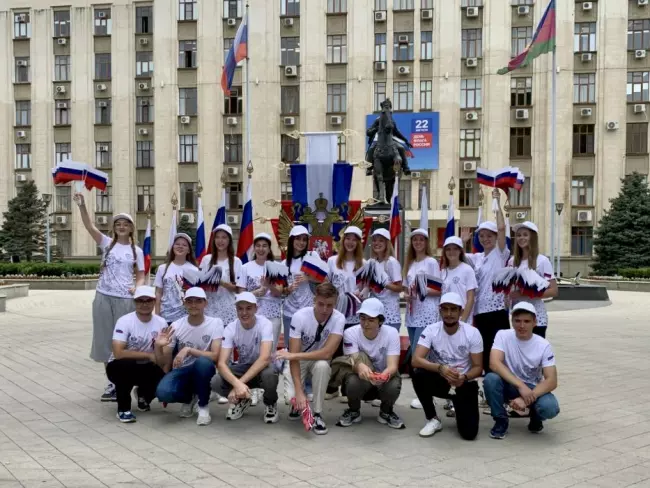 Участники волонтерского отряда «МИР» Краснодарского филиала РЭУ поздравляют жителей нашего города с Днём Государственного флага Российской Федерации!
