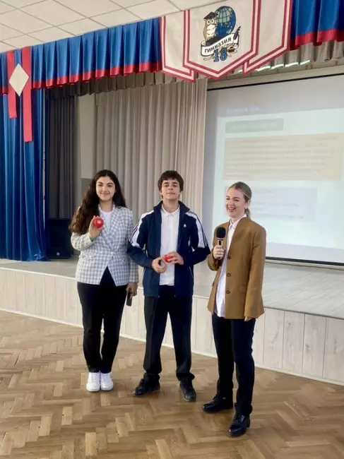 Делимся знаниями: урок финансовой грамотности от Краснодарского филиала РЭУ и банка "Кубань Кредит" для школьников!